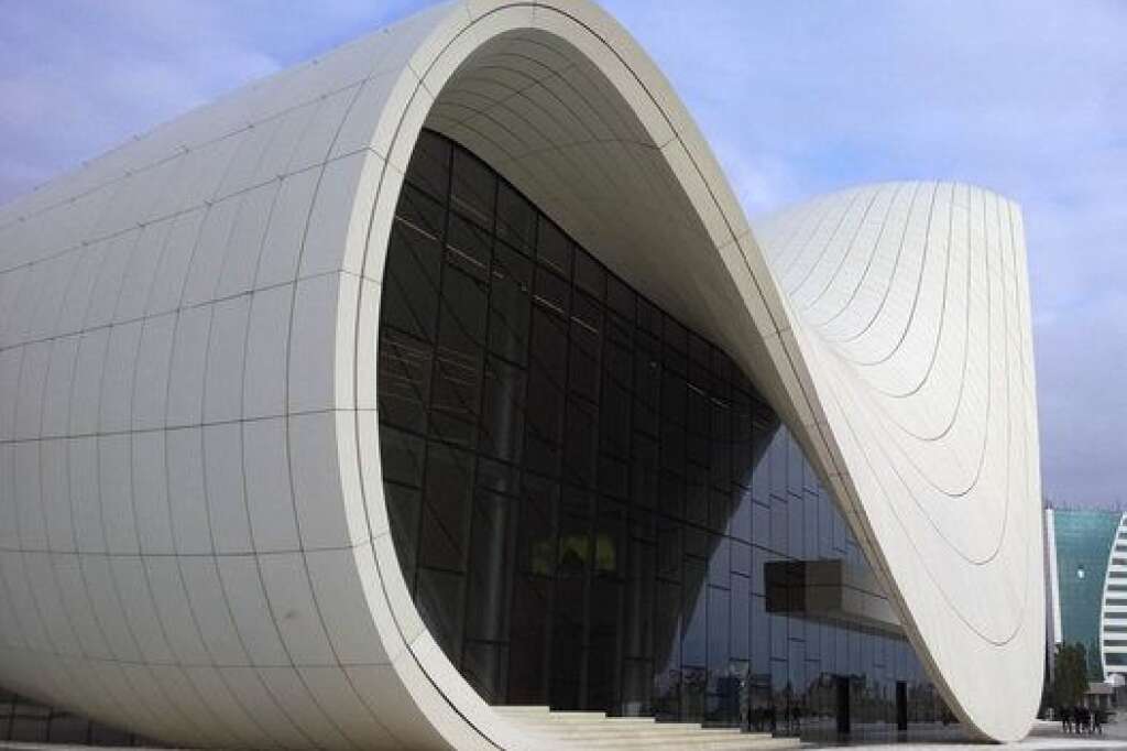Le Centre culturel Heydar-Aliyev est l’œuvre de l’architecte irako-britannique Zaha Hadid. -