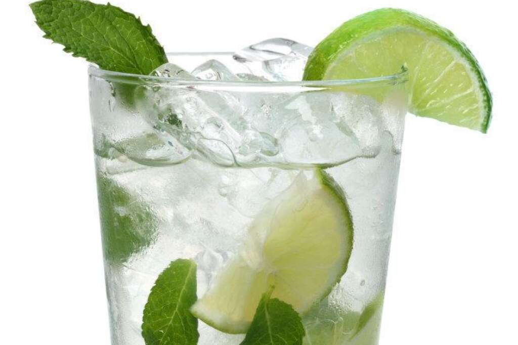 6. Mojito: 159 calories - Cette célèbre boisson d'origine cubaine est relativement peu calorique comparé à d'autres cocktails: 159 calories au compteur. Elle composée de rhum, feuilles de menthe, citron, eau gazeuse, et sucre de canne. Trop dosée, elle peut néanmoins se révéler bien plus calorique.