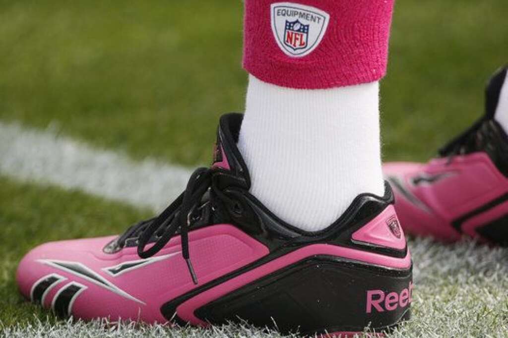 Les Broncos de Denver (une équipe de football américain) portent des vêtements roses, face aux Dallas Cowboys.   (octobre 2009)