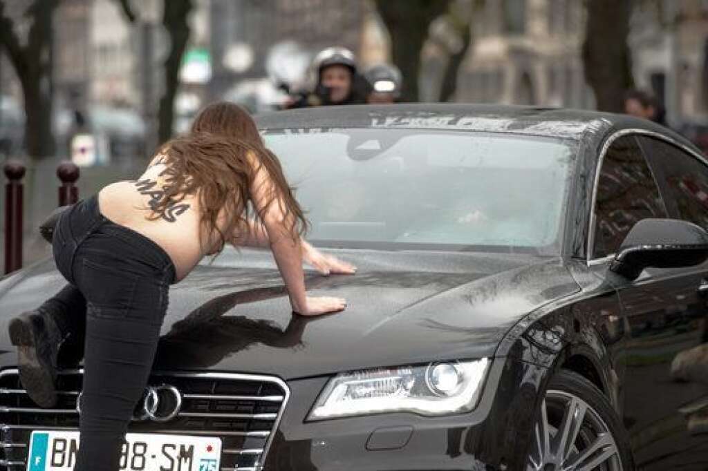 Contre Dominique Strauss-Kahn - Trois Femen ont perturbé l'arrivée de DSK au tribunal correctionnel de Lille où l'ancien patron du FMI devait être entendu mardi 10 février. Au cri de "macs-clients déclarés coupables", elles ont également tenté de grimper sur sa voiture.
