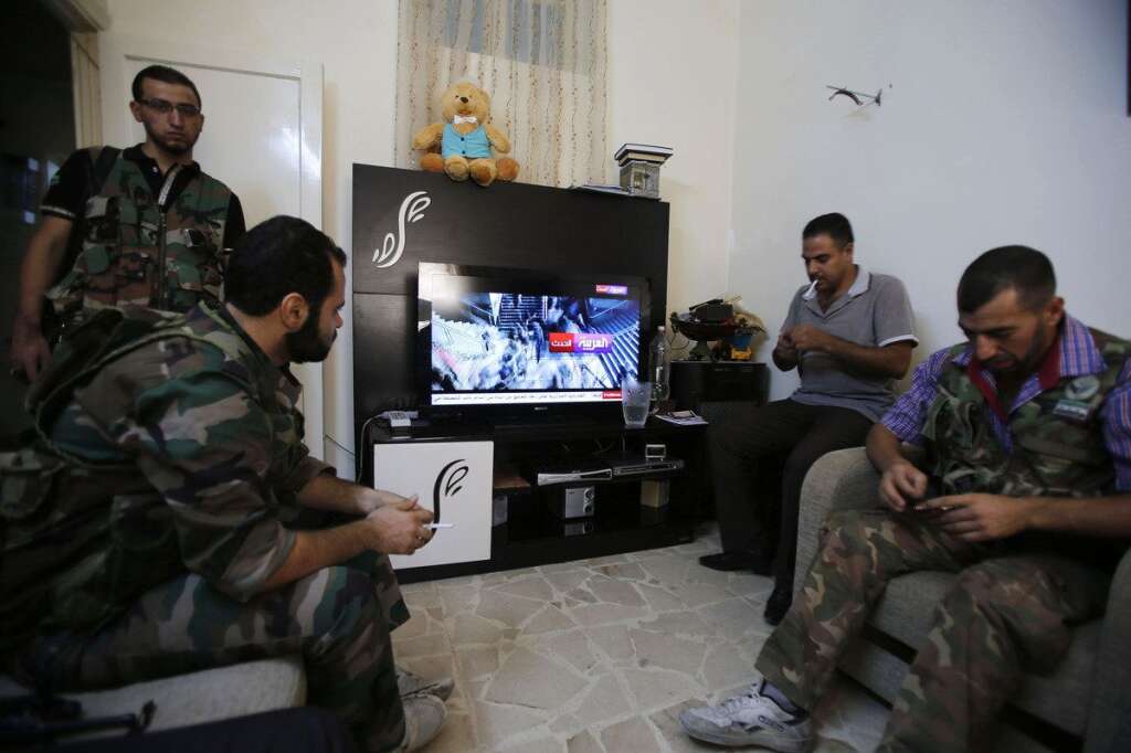 - Moment télévision, dans un immeuble du quartier Seif Dawla Amreeyeh, à Alep. Le 3 septembre 2012.