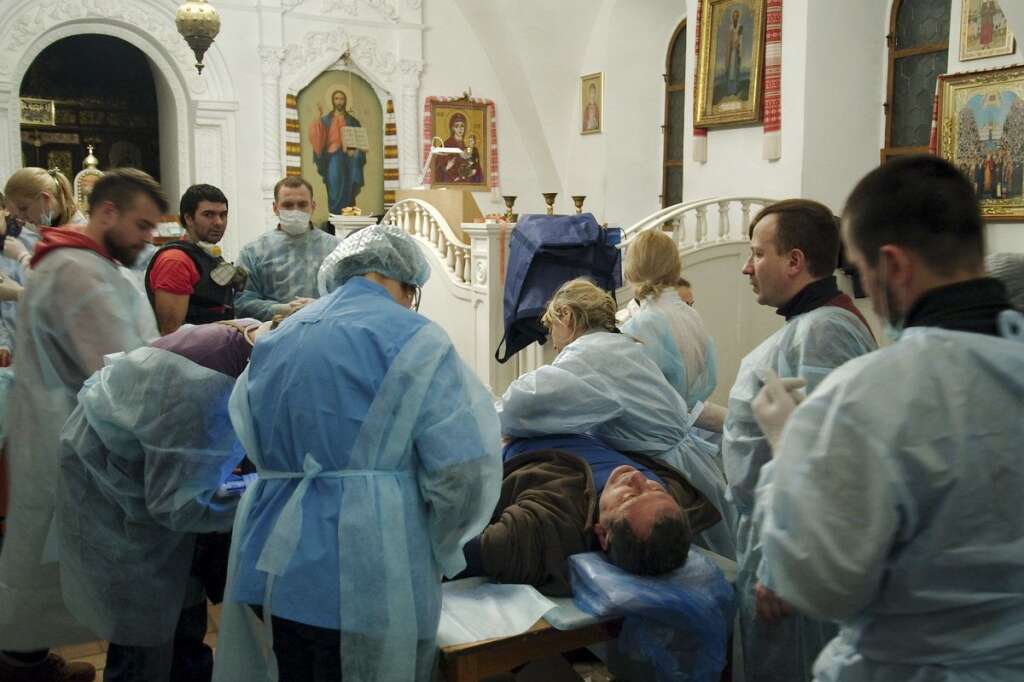 - Un manifestant soigné dans la cathédrale Mikhailovsky Zlatoverkhy (Saint-Michael) à Kiev, le mercredi 19 février au matin.