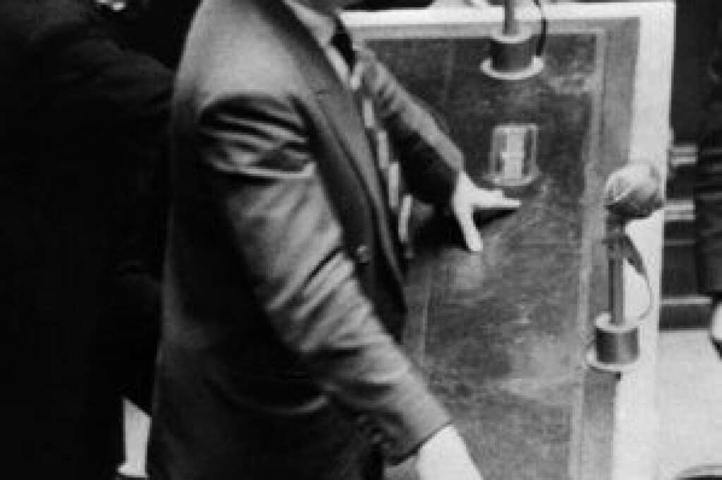 1956: le député le plus jeune de France - Elu député poujadiste, le jeune Jean-Marie Le Pen fait ses premiers pas à l'Assemblée nationale. Fils de pêcheur né en 1928 dans le Morbihan, il devient pupille de la nation à la mort de son père et passe par la Corpo de Droit à Paris avant de s'engager pour l'Indochine et l'Algérie.