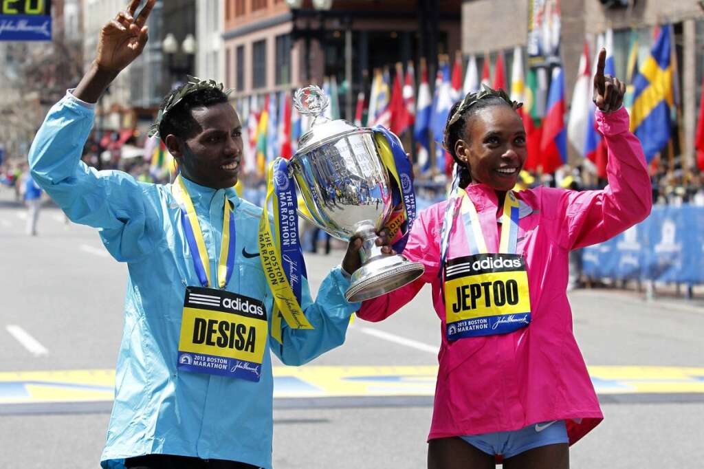 Les deux vainqueurs - Lelisa Desisa Benti (à gauche) et Rita Jeptoo (à droite), les deux vainqueurs de la 117ème édition du Marathon de Boston posent à côté de leur trophée. Deux heures avant les explosions.