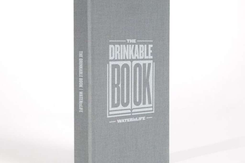 Le drinkable book - Ce livre d'apparence normal est en fait un condensé de technologie. Guide de la bonne consommation de l'eau, il contient également des filtres pour rendre potable une eau contaminée.