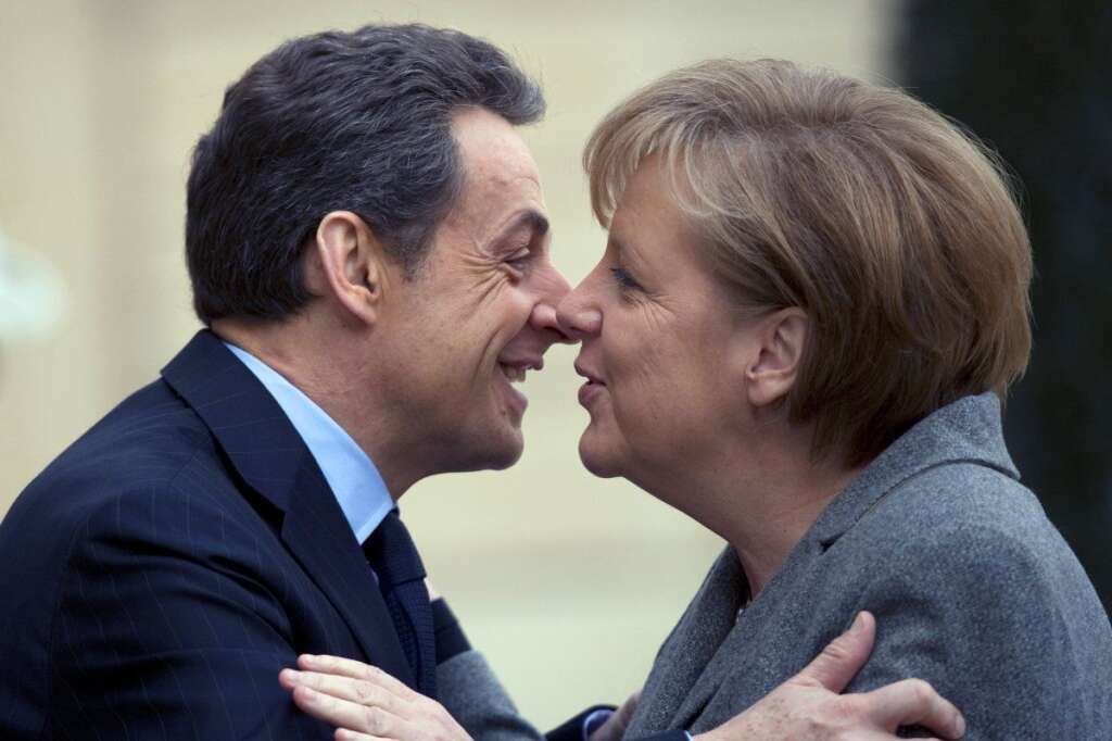 Décembre 2011: le traité budgétaire européen - Pour mettre fin à la tourmente grecque, et alors que la France redoute de voir sa note abaissée par Standard & Poor's, Nicolas Sarkozy et Angela Merkel, qui ne se quittent plus, s'accordent sur le principe d'un traité budgétaire européen visant à imposer une discipline anti-déficit. Le couple franco-allemand, rebaptisé "Merkozy", n'a jamais été aussi proche.