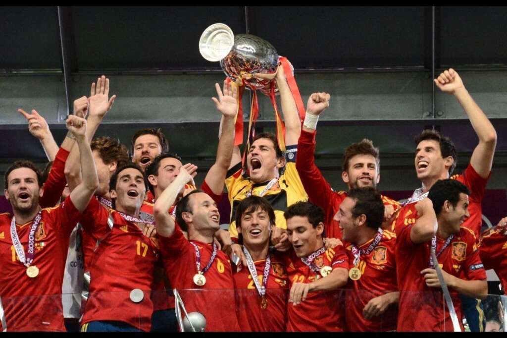 Le triplé historique de l'Espagne - En devenant championne d'Europe le 1er juillet, la "Roja" a réalisé un enchaînement inédit dans l'histoire du football: Euro-Coupe du monde-Euro. En finale à Kiev, les Espagnols se sont même permis de terrasser la surprenante équipe d'Italie <a href="http://www.huffingtonpost.fr/2012/07/01/en-direct-live-euro-2012-espagne-italie-meilleur-pire-web_n_1640993.html?utm_hp_ref=mostpopular" target="_hplink">sur le score de 4-0</a>.    La tête dans ses mesures d'austérité et son taux de chômage toujours plus haut, la péninsule ibérique <a href="http://www.huffingtonpost.fr/2012/07/02/euro-2012-espagne-retour-juan-carlos_n_1644206.html" target="_hplink">a pu s'évader un bon coup cet été</a> et <a href="http://www.huffingtonpost.fr/2012/07/02/espagne-fete-madrid-euro_n_1642132.html" target="_hplink">a fêté ce succès comme il se doit</a>.    Après cet Euro mémorable, l'Espagne a un peu baissé le pied depuis la rentrée et les matches de qualification pour la Coupe du monde 2014. Les Bleus, sous l'impulsion de Didier Deschamps, <a href="http://www.huffingtonpost.fr/2012/10/17/football-france-espagne-match-nul-victoire_n_1972533.html" target="_hplink">sont venus arracher à la dernière minute le point du match nul à Madrid</a>. Si elle venait désormais à s'imposer lors du match retour au Stade de France le 26 mars, l'équipe de France serait en bonne passe pour ravir la première place du groupe -synonyme de qualification directe- à son voisin.