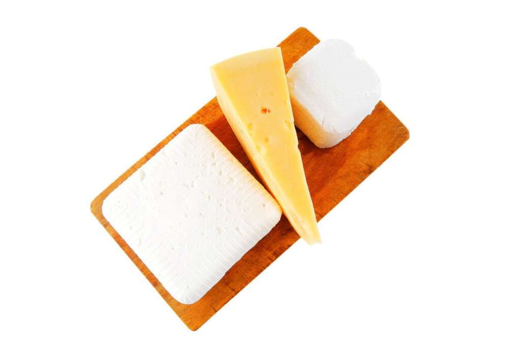 Fromage - <strong>MYTHE:</strong>Manger du fromage quotidienement est une source importante de calcium.   <strong>VÉRITÉ:</strong> Vrai et faux. Même si le fromage est riche en calcium, il est aussi riche en gras saturés qui peut faire monter le mauvais cholestérol dans le sang. Alors si vous aimez manger du fromage tous les jours, choisissez-les en version légère et fait avec du lait écrémé.