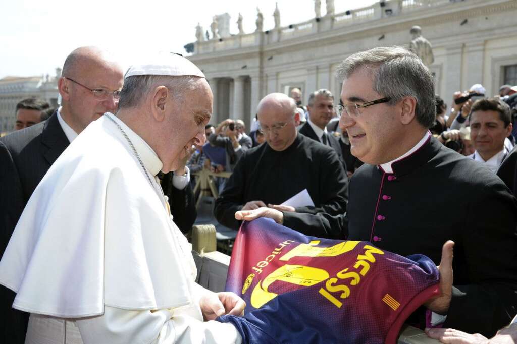 - Dans sa garde robe le pape a également un maillot du footballeur argentin Lionel Messi.