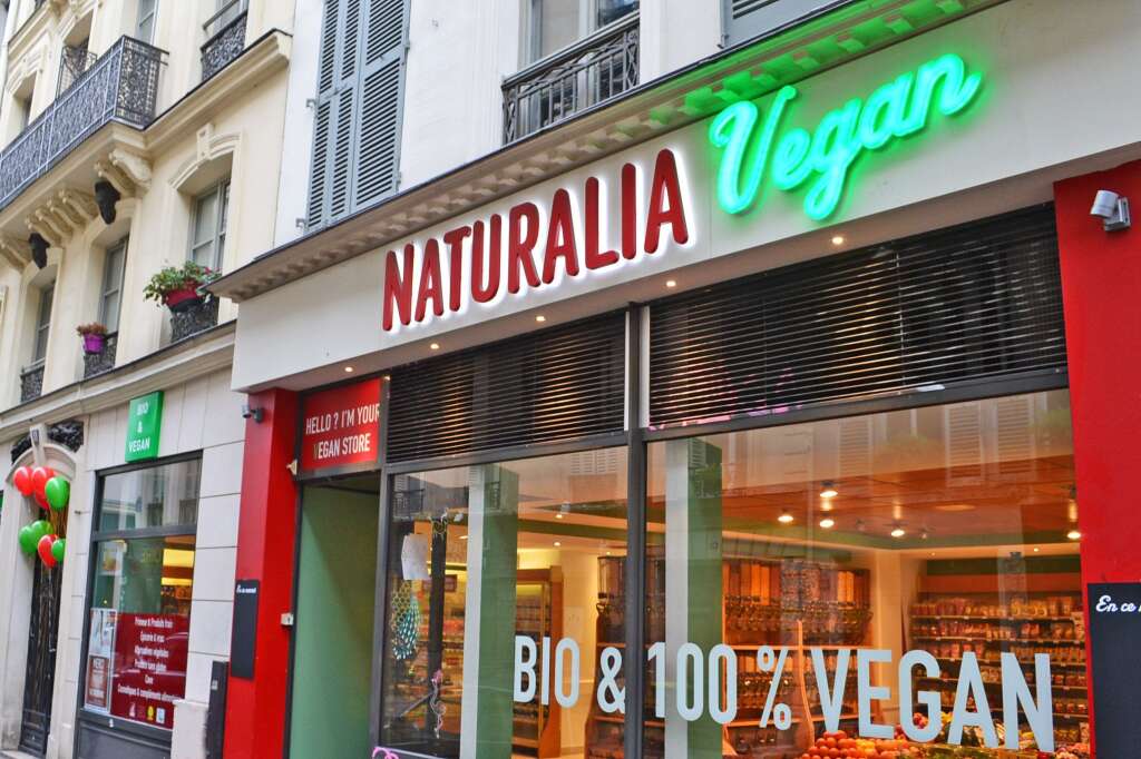 - Naturalia Vegan compte quatre magasins à Paris pour l'instant. Le plus grand, rue Richer, fait 160 mètres carrés.