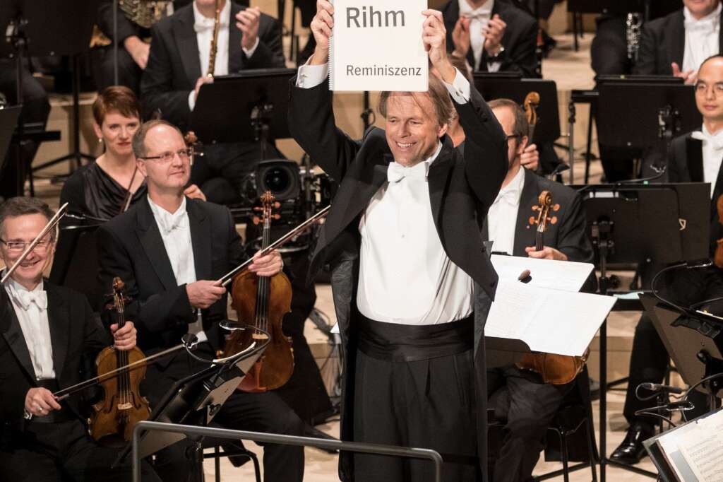 - <p>Le chef d'orchestre Thomas Hengelbrock montre le recueil du compositeur allemand Wolfgang Rihm.</p>