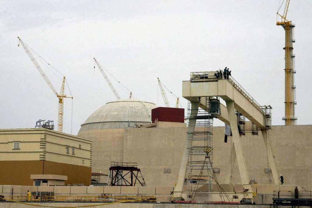2003 - L'Agence internationale de l'énergie atomique (AIEA) révèle en août des traces d'uranium enrichi à Natanz (centre de l'Iran) où des photos satellite diffusées fin 2002 par la presse américaine ont révélé l'existence d'un site nucléaire.  Après une visite inédite des chefs de la diplomatie français, allemand et britannique en octobre, l'Iran suspend ses activités d'enrichissement d'uranium. Il s'y réengage fin 2004 après des volte-face mais assure qu'il ne "renoncera jamais" à l'enrichissement.