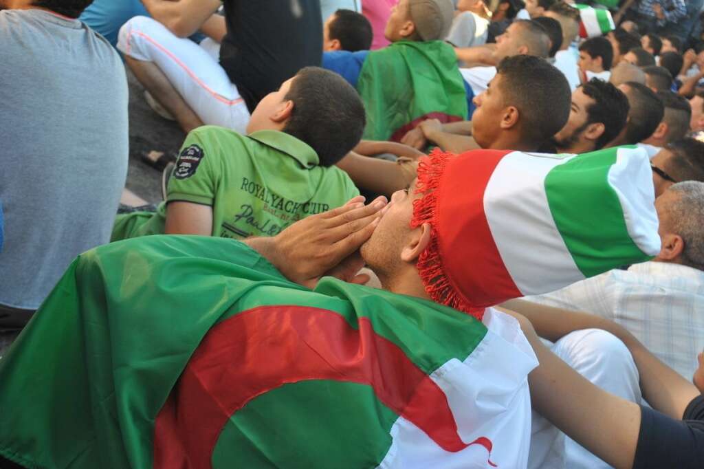 Le match s'approche de la fin - A la Grande Poste d'Alger-centre.