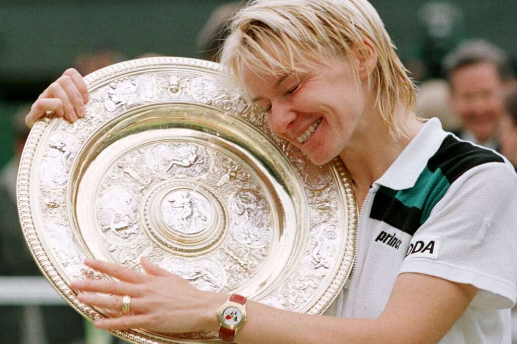 19 novembre - Jana Novotna - <p>L'ex-numéro 2 mondiale en simple (1997) est morte des suites d'un cancer. La joueuse tchèque était âgée de 49 ans. Elle avait arrêté sa carrière en 1999.</p>  <p>Jana Novotna a notamment remporté Wimbledon en 1998 en battant en finale la française Nathalie Tauziat.</p>  <p><strong>» Lire notre article complet <a href="http://www.huffingtonpost.fr/2017/11/20/jana-novotna-est-morte-deces-de-lex-n-2-mondiale-de-tennis-a-49-ans_a_23282684/?utm_hp_ref=fr-homepage">en cliquant ici</a></strong></p>