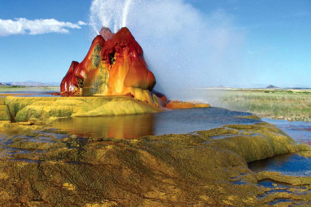 Géiser multicolore - Ce géiser, l'un des plus spectaculaires du monde, se trouve dans le désert du Nevada aux Etats-Unis. Dans les années 60, l'eau bouillante de ce géiser créé artificiellement a commencé à conduire et à éroder le sol autour. Les sédiments de calcium carbonatés ont alors créé ces couleurs incroyables visibles sur la roche.