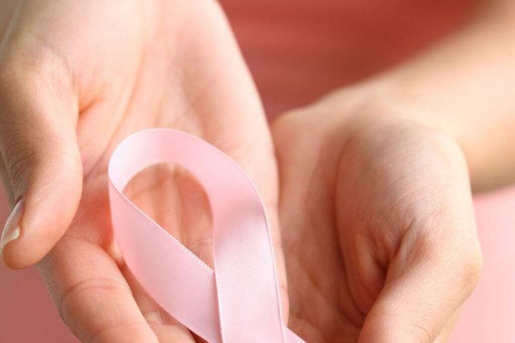 Le cancer du sein - Pas vraiment une surprise, l'étude a montré que le cancer du sein avait un effet important sur la plastique des seins d'une femme, plus tard dans sa vie. Ces effets sont triples:    1. Les traces de cicatrices, s'il y a eu opération  2. Seins qui tombent  3. Formes asymétriques