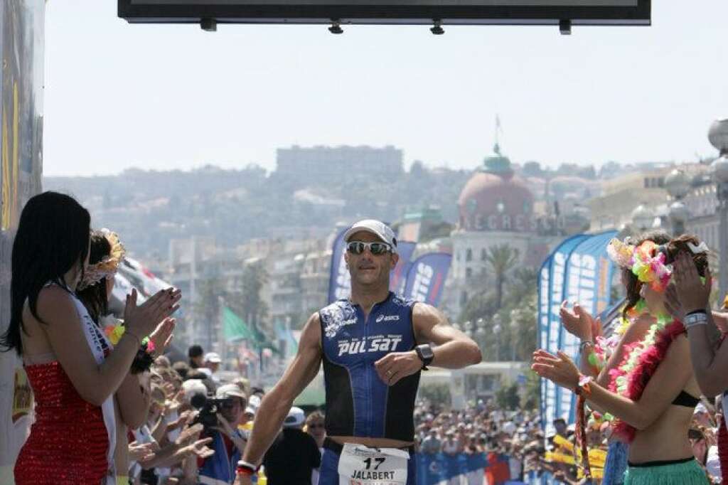 Triathlète - Grand amateur d'endurance, il participe en tant qu'amateur à des marathons, à l'Ironman de Zurich (22e en 2007), d'Hawaï (76e en 2007) et à des triathlons.
