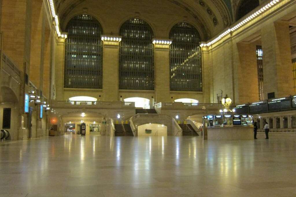 Grand Central Terminal vide - La ville de New York a décidé de fermer son réseau de transports publics, y compris le métro. ici, la gare Grand Central Terminal, entièrement vide.