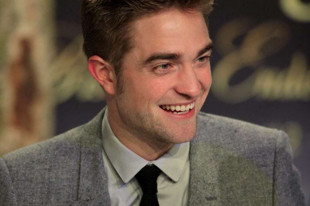 Robert Pattinson - Dans une interview accordée à "<a href="http://www.mtv.com/news/articles/1607791/robert-pattinson-admits-lazy-hygiene-habits.jhtml">Extra</a>", la star de "Twilight" a avoué qu'il ne s'était pas lavé les cheveux pendant 6 semaines et qu'il ne prêtait pas non plus attention à la propreté de son appartement.