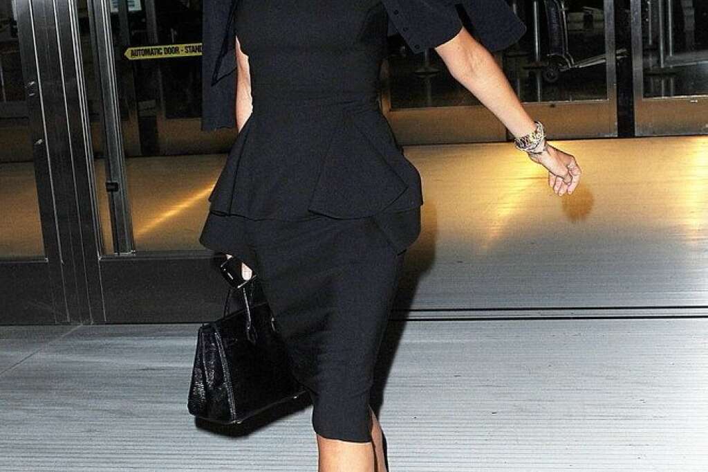 Une modeuse est née - Toute en sobriété dans un total look noir, Victoria Beckham met en avant sa silhouette filiforme, avec un ensemble tailleur ajusté. Même à la sortie de l'aéroport JFK de New York, elle maîtrise parfaitement son style, du boléro aux stilettos. C'était en 2009.