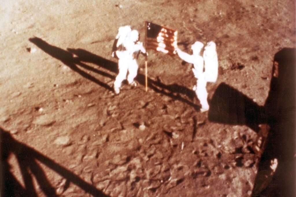 Neil Armstrong le 20 juillet 1969 - Neil Armstrong et "Buzz" Aldrin déploient le drapeau américain sur la surface lunaire, le 20 juillet 1969, grâce à la mission Apollo 11