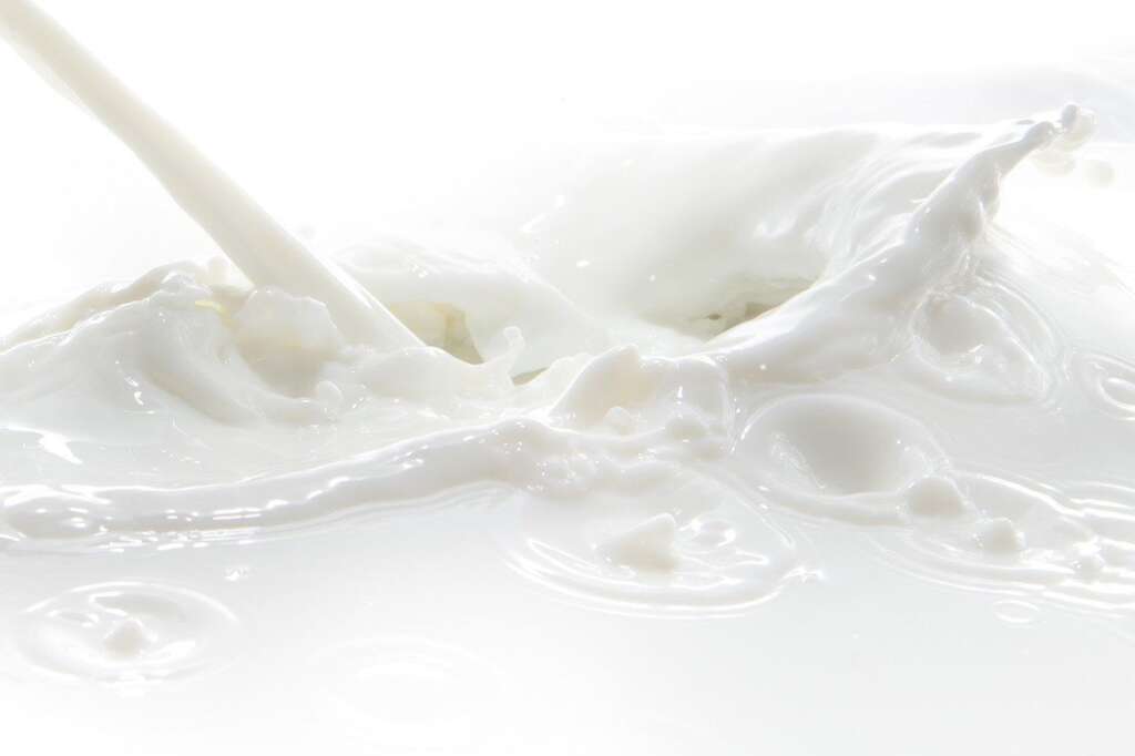 Le lait - «Le lait contient des ferments lactiques au propriété anti-inflammatoire», explique le dermatologue new-yorkais Debra Jaliman à nos confrères du site américain <a href="http://www.bellasugar.com/DIY-Sunburn-Treatments-31075891?image_nid=31075891" target="_blank">Popsugar</a>. Mélanger une part égale d'eau froide et de lait et faites-y tremper un gant de toilette afin d'en faire une compresse. Laissez le sur votre peau pendant 10 à 15 minutes, deux fois par jour. Autre produit laitier, le yaourt en couche épaisse aura les mêmes propriétés que le lait, et le mérite de s'appliquer comme une crème.