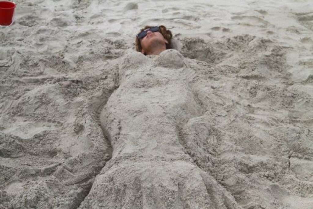 - Sous le sable...  Photo: Beyonce.Tumblr.Com