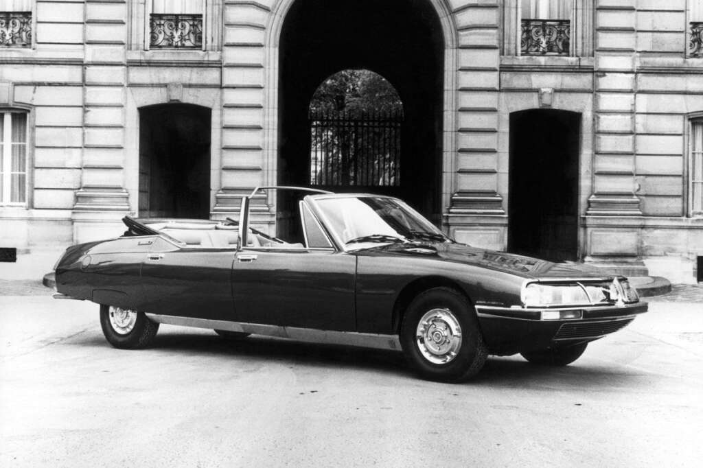 La SM Citroën de Pompidou - Le goût de l'Elysée pour Citroën perdure avec Georges Pompidou, qui adopte la SM comme véhicule présidentiel en 1971. Le modèle rallongé et décapotable est réalisé par le carrossier Henri Chapron. Il est doté d'une boîte de vitesse et d'un système de refroidissement spécifiques lui permettant de rouler au pas.    Photo prise en mai 1972 de la nouvelle SM citroën du président Pompidou, un modèle issu d'une collaboration franco-italienne entre Citroën et Maserati. L'une de ces deux SM " Opéra ", 4 portes, découvrables et carrossées par Chapron, sera réutilisée par le président Jacques Chirac en 1995. Ce modèle est connu pour sa longueur démesurée de 5,6 m, <a href="http://www.linternaute.com/auto/dossier/voiture-presidents-france/3c.shtml" target="_hplink">selon linternaute.com</a>.