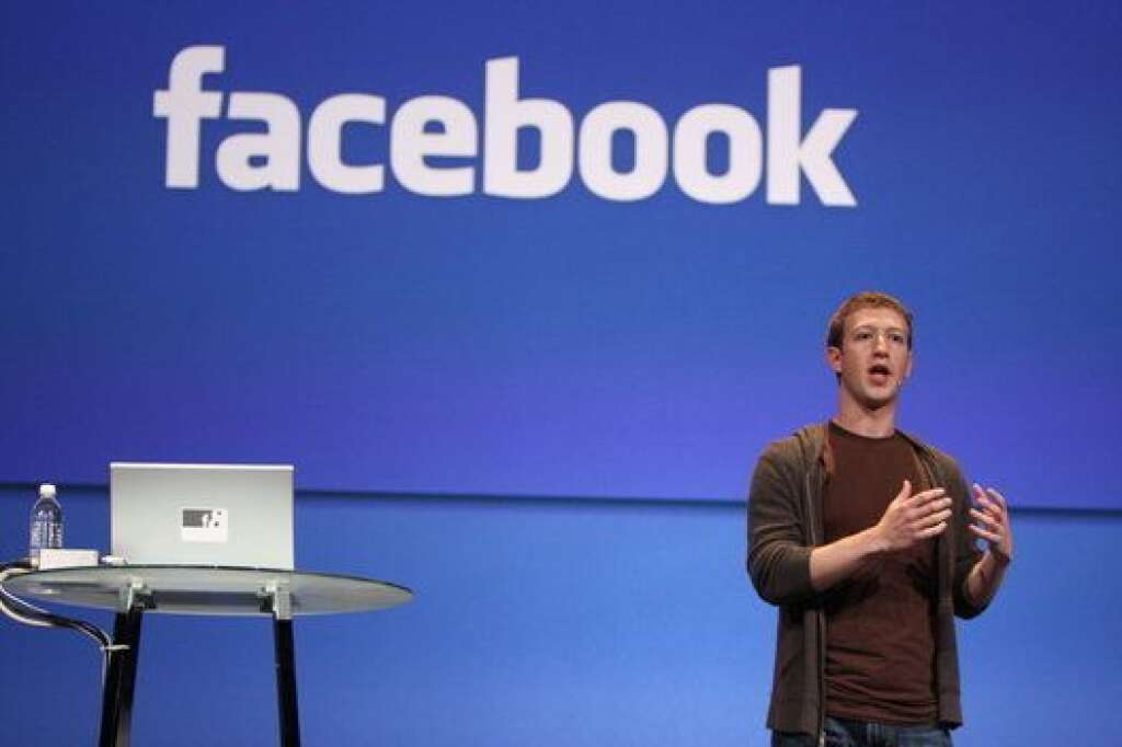 Septembre 2006: de nouveaux contrôle de confidentialité - Face au rejet des utilisateurs qui dénoncent le manque de confidentialité du nouveau fil d'actualité,<a href="http://mashable.com/2006/09/08/facebook-gets-egg-on-its-face-changes-news-feed-feature/"> Mark Zuckerberg déclare que Facebook</a> "a foiré sur ce coup-là", ce nouveau flux manque cruellement d'outils pour choisir ce qui y apparait et ce qui n'y apparaît pas.   Facebook se rattrape donc quelques jours plus tard.