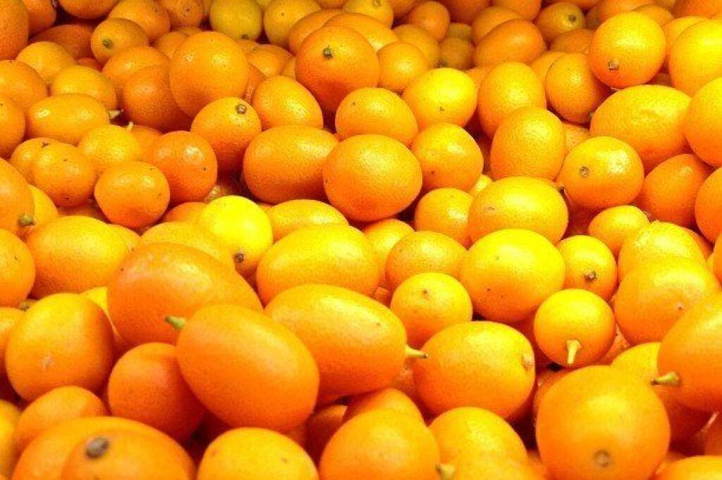 Les Kumquats - Avec leurs airs d'oranges miniatures, ces fruits sont mignons tout en étant forts en goût. Bien qu'ils semblent faire partie de la famille des Citrus, certains botanistes les classent dans la catégorie des Fortunella. Toujours est-il qu'ils sont remplis de vitamine C et de fibres. Et pas besoin de les éplucher, vous pouvez les manger en entier!  Un conseil, évitez la version confite: tout le sucre ajouté pour faire disparaître l'acidité naturelle du fruit ne fait qu'apporter des calories inutiles. Coupez-les en tranches dans des salades ou faites-en du chutney, comme le suggère NPR.