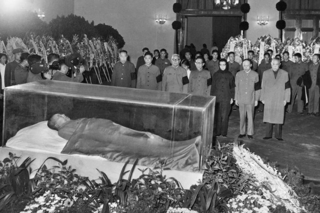 Mao Tse-tung (1893-1976) - Le dirigeant chinois, décédé le 9 septembre 1976, est embaumé et exposé dans un cercueil de cristal depuis 1977 dans un mausolée qui est dédié au Grand Timonier place Tiananmen, à Pékin.