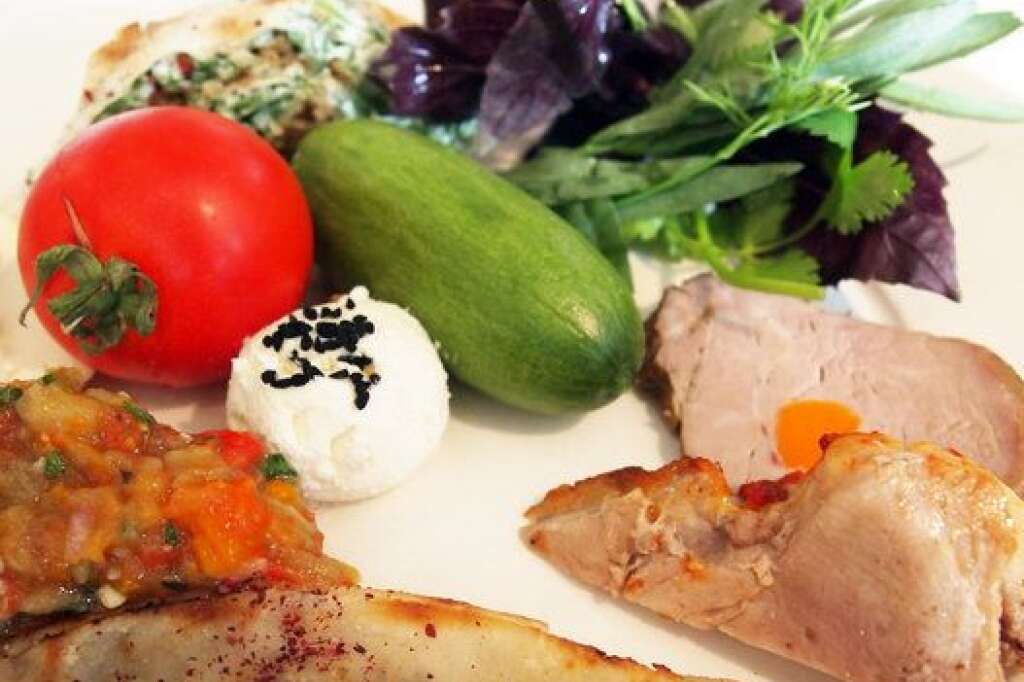 Les entrées de la cuisine azerbaïdjanaise font une large part aux fruits, aux légumes, aux herbes et aux fromages frais (restaurant Nakhchivan). -