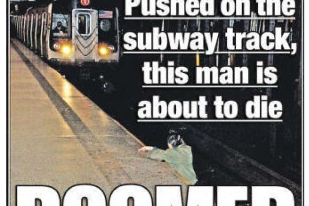 "Doomed", New York Post, 4 décembre - Publiée en Une du tabloïd new-yorkais, <a href="http://www.huffingtonpost.fr/2012/12/04/new-york-homme-metro-mort-new-york-post-une_n_2237746.html" target="_hplink">la photo a choqué l'Amérique</a>. On y voit un homme qui va se faire écraser par une rame de métro après avoir été poussé sur les rails. Accusé de non-assistance à personne en danger, l'auteur du cliché se défendra <a href="http://www.huffingtonpost.fr/2012/12/05/new-york-post-une-choc-l-auteur-se-defend_n_2245903.html" target="_hplink">le lendemain en direct à la télévision</a>.