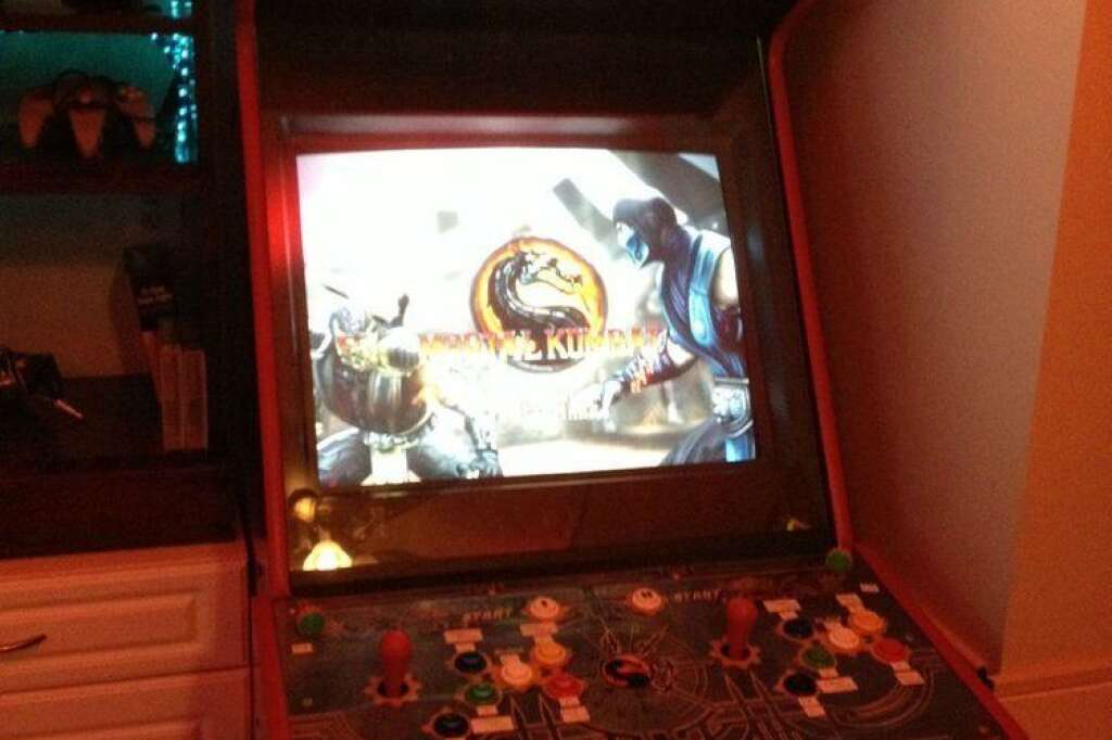 Une borne d'arcade Mortal Kombat... mais on y joue à MK 9, le même que sur Xbox 360 - <a href="http://imgur.com/a/SBI7M">SOURCE</a>