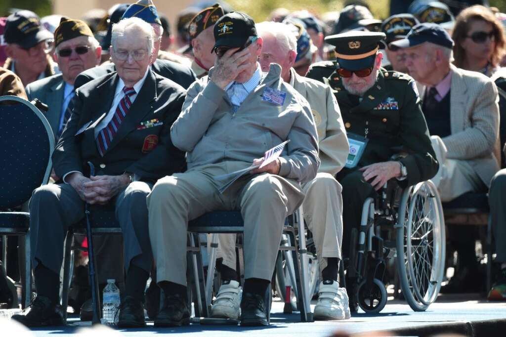 Les vétérans américains en nombre - La cérémonie américaine au cimetière de Colleville a été l'occasion d'un vibrant hommage de Barack Obama aux vétérans. "Nous nous sentons humble face à vous", déclare-t-il.