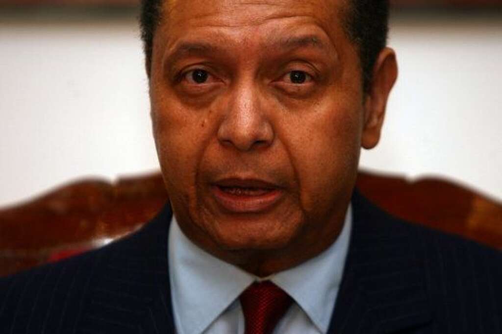 4 octobre - Jean-Claude Duvalier - <a href="http://www.huffingtonpost.fr/2014/10/04/jean-claude-duvalier-ancien-president-haiti-mort_n_5931876.html?1412439480" target="_blank">L'ancien président haïtien Jean-Claude Duvalier est mort</a> à Port-au-Prince d'une crise cardiaque.  Jean-Claude Duvalier a été président d'Haïti de 1971 à 1986, quand il a été renversé par une révolte populaire. Il était revenu à la surprise générale en Haïti en 2011 après avoir passé 25 ans en exil en France. Il était poursuivi depuis par la justice de son pays pour des crimes perpétrés pendant son règne.