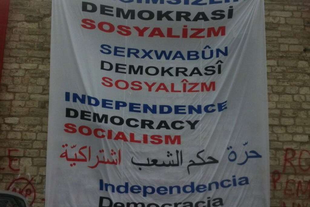 "Indépendance, démocratie et socialisme" - Inscription exposée sur la Place de Taksim.
