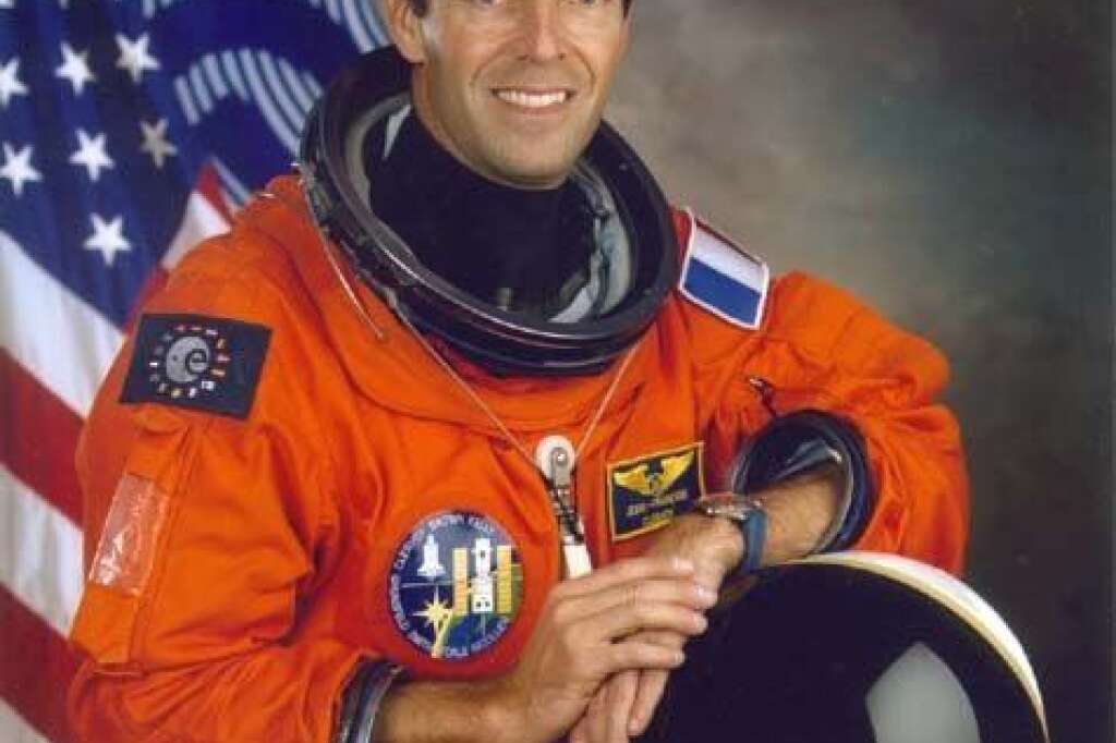 Jean-Francois Clervoy - Jean-François Clervoy a effectué trois missions dans l'espace. Deux à bord de la navette américaine Atlantis en 1994 et 1997 (il rejoint alors la station Mir) et une à bord d'Atlantis en 1999. Au total, il a passé 28 jours, dont le premier à 35 ans (il est né en 1958) ce qui fait de lui le plus jeune astronaute français.