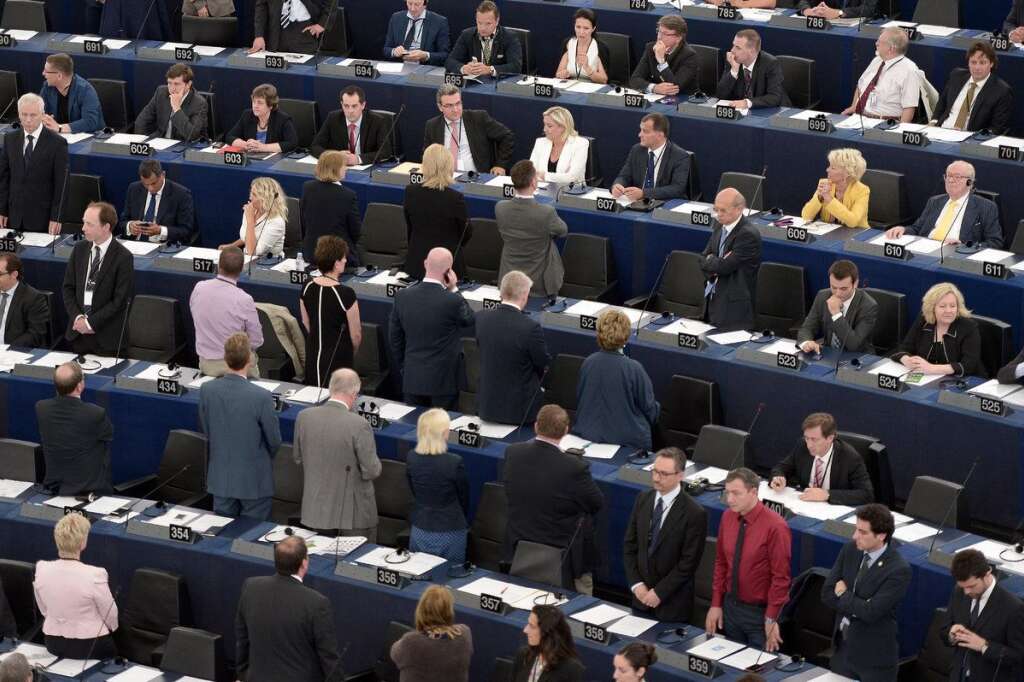 Les europhobes tournent le dos à l'hymne européen - Pour l'ouverture de la session du nouveau parlement européen, une dizaine d'eurodéputés anti-UE ont ostensiblement tourné le dos aux musiciens qui entonnaient "l'Hymne à la joie". Plusieurs eurodéputés FN, dont Marine Le Pen et Florian Philippot ont décidé de rester assis.
