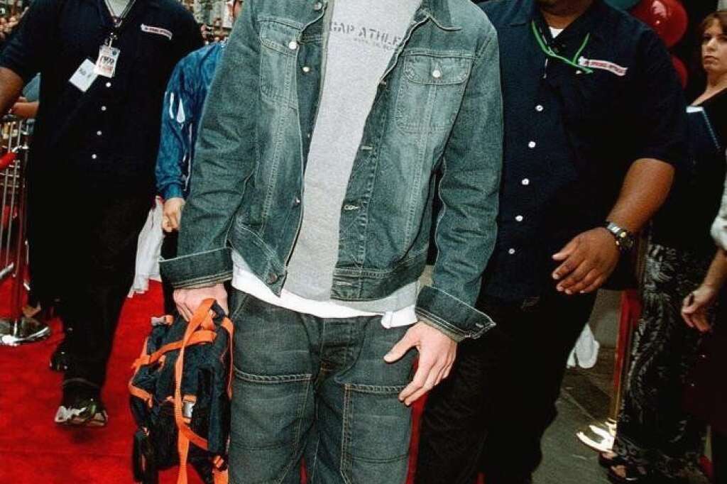 Casquette, jean et baskets - En quasi-total look denim, Justin Timberlake - membre du groupe N'Sync - affiche un look d'adolescent branché. Lors d'une conférence pour l'association Challenge for the Children à New York, il privilégie clairement le confort à l'élégance. Le 28 juillet 2000.