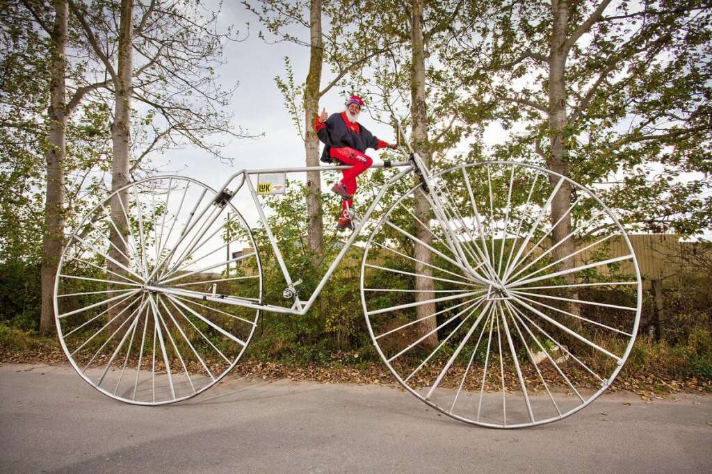 La plus grande bicyclette - La plus grande bicyclette en état de rouler possède une roue dont le diamètre atteint 3,05 m. Elle a été construite en Allemagne, par Didi Senft
