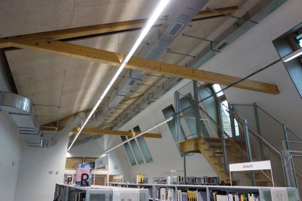 Un bâtiment en bois, un matériau durable - Autre exemple d'utilisation du bois, ici dans la bibliothèque: les poutres, le plafond.