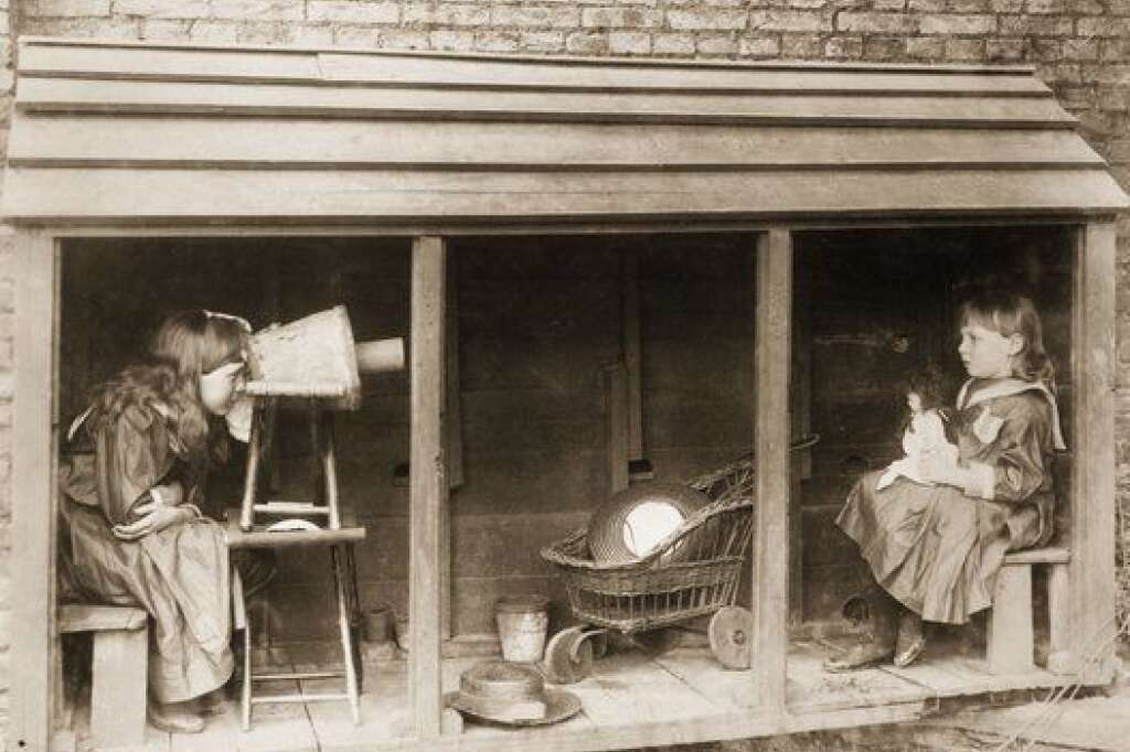 - 1887:  Le jeu de la photo.  (Photo par Rev F. C. Lambert/Hulton Archive/Getty Images)