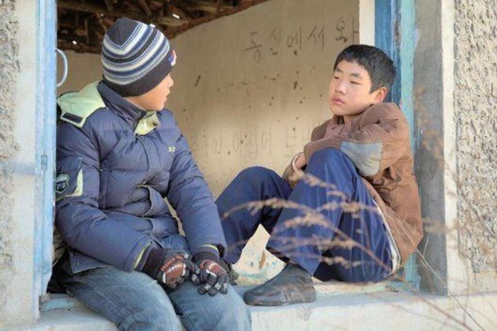 LA RIVIÈRE TUMEN - L’amitié entre deux enfants compose la trame du film de Zhang LU (<em>Desert Dream</em>) situé sur les bords de la rivière Tumen qui marque la frontière naturelle entre la Chine et la Corée du Nord. L’un est Chinois, l’autre réfugié nord-coréen. Ils se rencontrent au cœur d’une des régions les plus perdues du monde. Une grande œuvre sur la malchance d’être né du mauvais côté de la vie.