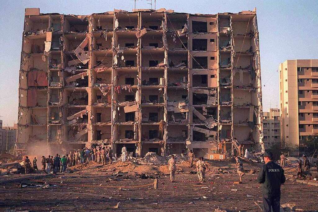 25 juin 1996 - Un camion piégé pulvérise l'entrée de la base américaine de Khobar, près de la ville de Dharan en Arabie Saoudite. Bilan: 19 Américains tués.