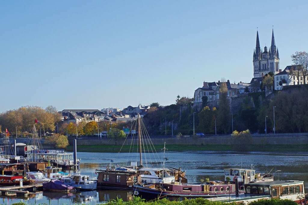 Angers - 149.000 habitants - Déjà très serré en 2008 (le PS avait gagné de 300 voix), le scrutin s'annonce encore très serré dans la troisième ville de l'Ouest. Un sondage donne Christophe Béchu (UMP) à égalité avec le socialiste Frédéric Beatse.