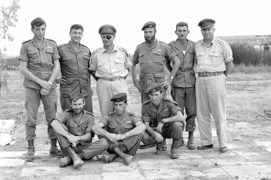 1955 - Ariel Sharon crée en 1953 les "commandos 101", unité d'élite spécialisée dans les raids de représailles.