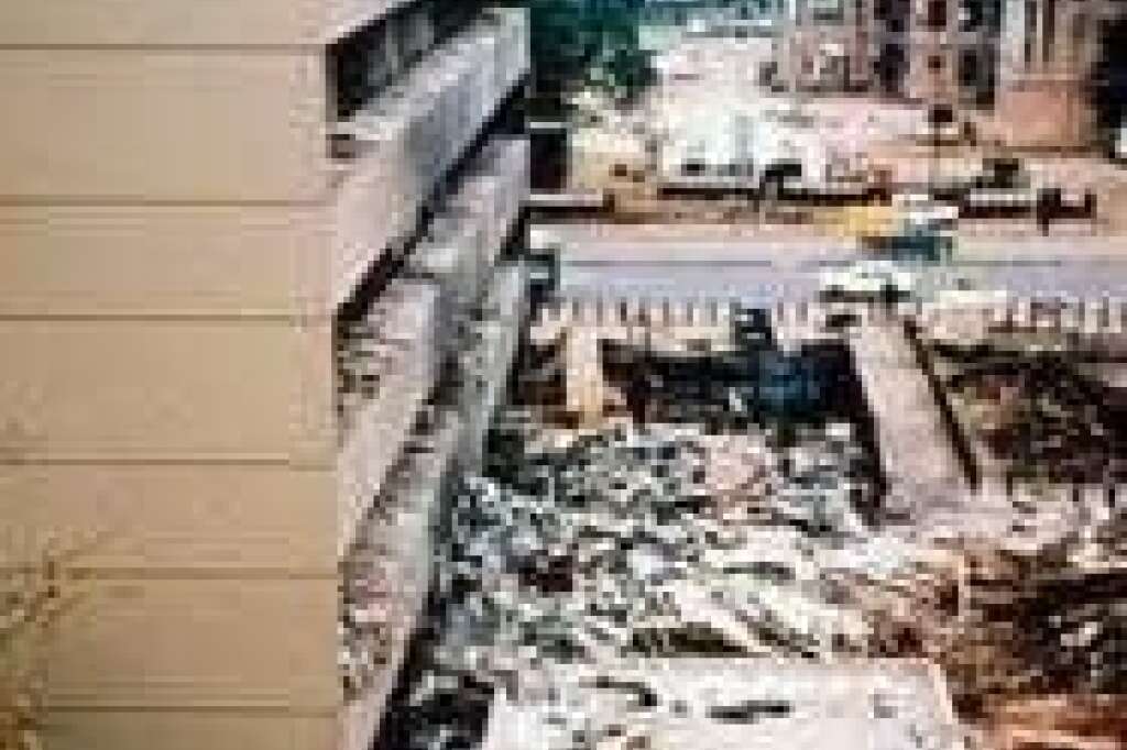 7 août 1998 - Deux voitures piégées explosent presque simultanément près des ambassades américaines de Nairobi au Kenya et Dar Essalam en Tanzanie: 224 morts, dont 12 Américains et des milliers de blessés.