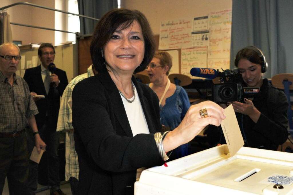 Marie-Arlette Carlotti à Marseille - Marie-Arlette Carlotti (Personnes handicapées), dans la 5e circonscription des Bouches-du-Rhône, qui jouait la partie la plus difficile face au député sortant UMP et ancien ministre Renaud Muselier, a obtenu  51,81% des voix.