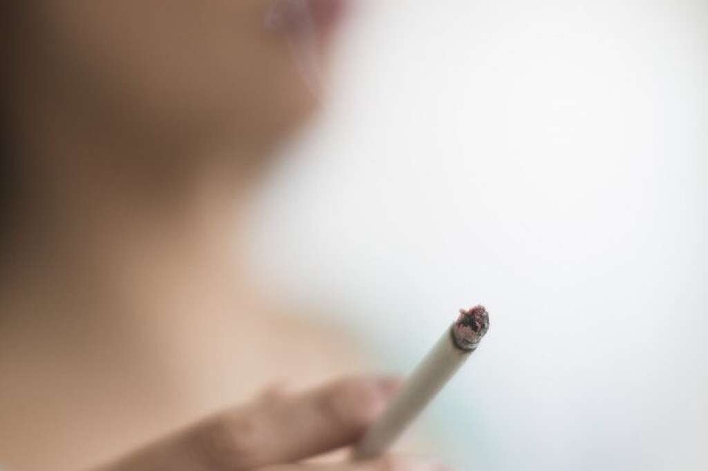 Tabac + alcool = cancer (surtout pour les femmes) - Le tabac, qui tue environ 200 personnes par jour en France, présente plus de risques pour les femmes qui boivent à l'excès, selon une étude publiée en mai 2013 avant la journée mondiale contre le tabac.  "Chez les femmes consommatrices excessives d'alcool, les risques de décès associés aux tabac sont significativement plus élevés que chez celles qui consomment pas ou peu d'alcool", soulignent des experts du Centre international de recherche sur le cancer (Circ) et de l'Inserm dans un article publié dans le Bulletin épidémiologique hebdomadaire (BEH).  <a href="http://www.huffingtonpost.fr/2013/05/28/tabac-risques-accrus-pour-les-femmes_n_3344504.html" target="_blank">Lire la suite</a>